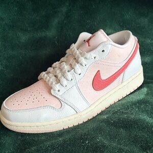 HOT Nike Air Jordan 1 Low SE Strawberry Milkshake 9 NEW IN BOX!